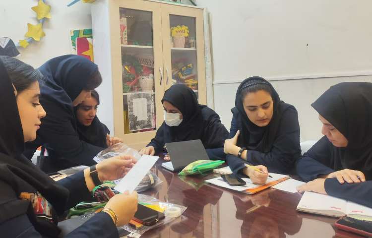 برگزاری جلسه هفتگی دپارتمان زبان و اتاق فکر 4