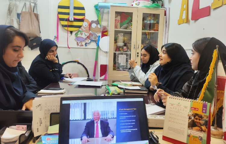 برگزاری جلسه هفتگی دپارتمان زبان و اتاق فکر 4