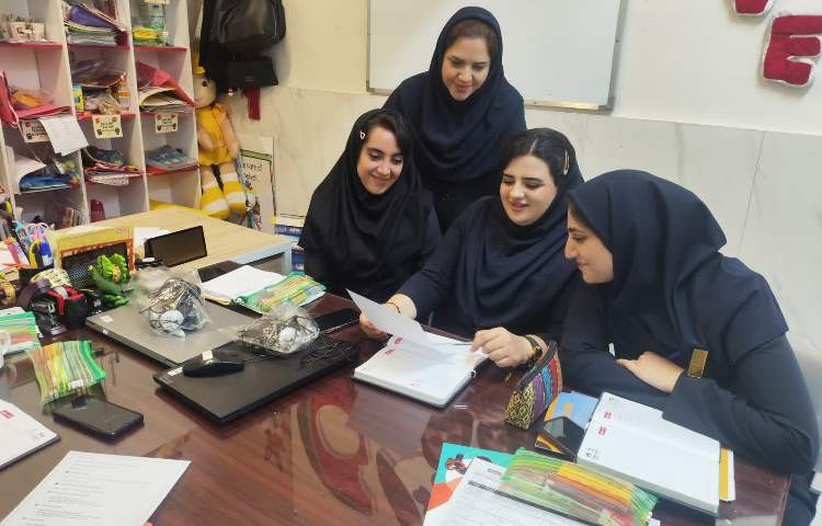 برگزاری جلسه هفتگی دپارتمان زبان و اتاق فکر 5