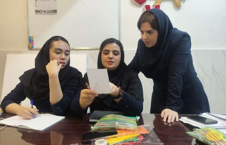 برگزاری جلسه هفتگی دپارتمان زبان و اتاق فکر 5