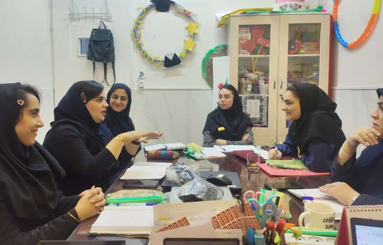 برگزاری جلسه هفتگی دپارتمان زبان و اتاق فکر