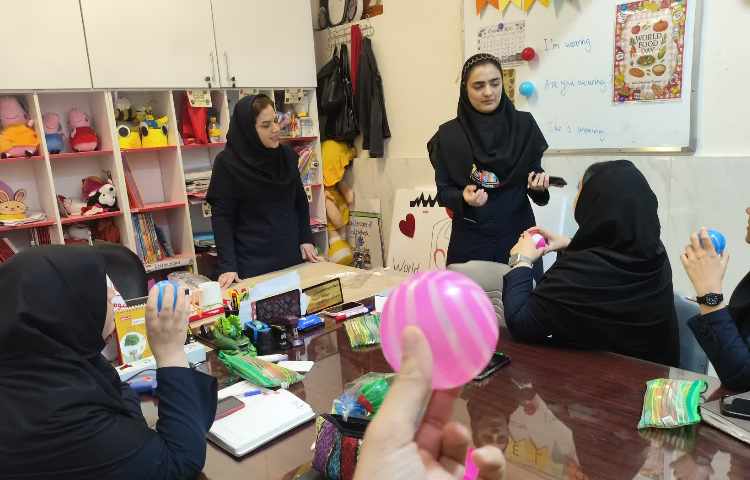 برگزاری جلسه هفتگی دپارتمان زبان و اتاق فکر