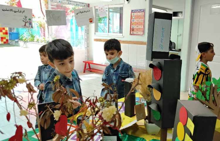 :برگزاری جلسه ی اولیا و آموزگاران زبان و پایه و بازدید از نمایشگاه دست سازه ها