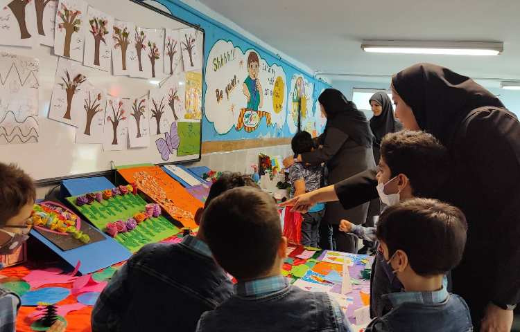 :برگزاری جلسه ی اولیا و آموزگاران زبان و پایه و بازدید از نمایشگاه دست سازه ها 3