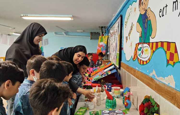 :برگزاری جلسه ی اولیا و آموزگاران زبان و پایه و بازدید از نمایشگاه دست سازه ها 4