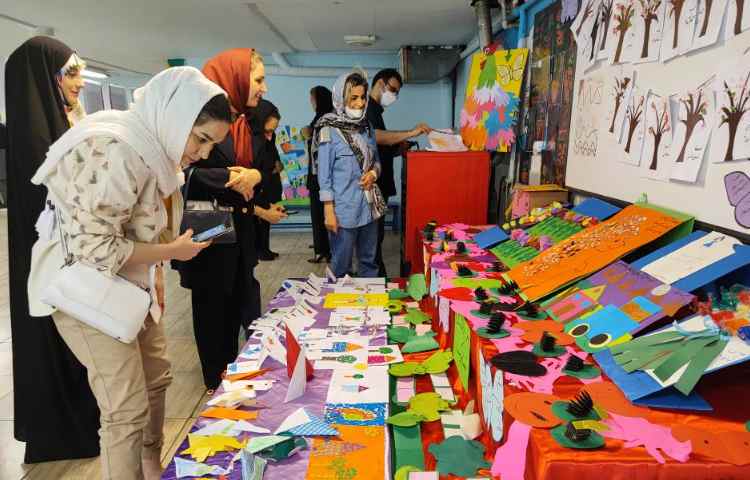 :برگزاری جلسه ی اولیا و آموزگاران زبان و پایه و بازدید از نمایشگاه دست سازه ها 5