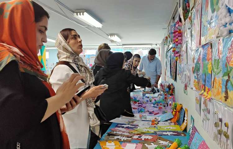 :برگزاری جلسه ی اولیا و آموزگاران زبان و پایه و بازدید از نمایشگاه دست سازه ها 8