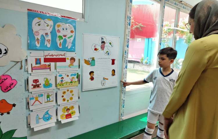 :برگزاری جلسه ی اولیا و آموزگاران زبان و پایه و بازدید از نمایشگاه دست سازه ها 9