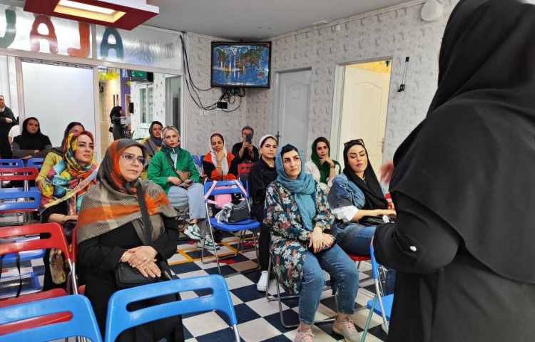 :برگزاری جلسه ی اولیا و آموزگاران زبان و پایه و بازدید از نمایشگاه دست سازه ها 10