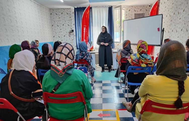 :برگزاری جلسه ی اولیا و آموزگاران زبان و پایه و بازدید از نمایشگاه دست سازه ها 12