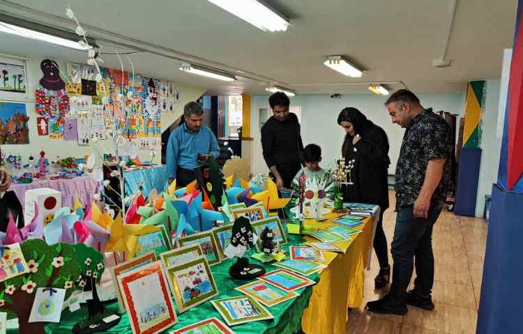 :برگزاری جلسه ی اولیا و آموزگاران زبان و پایه و بازدید از نمایشگاه دست سازه ها 13