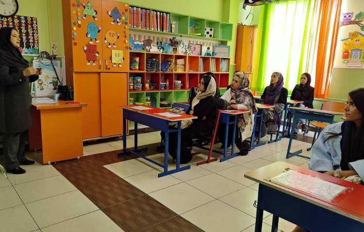 :برگزاری جلسه ی اولیا و آموزگاران زبان و پایه و بازدید از نمایشگاه دست سازه ها 14