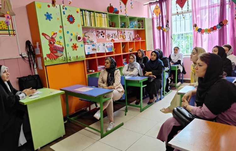 :برگزاری جلسه ی اولیا و آموزگاران زبان و پایه و بازدید از نمایشگاه دست سازه ها 15