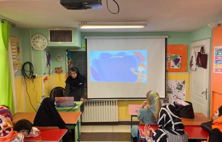 :برگزاری جلسه ی اولیا و آموزگاران زبان و پایه و بازدید از نمایشگاه دست سازه ها 16