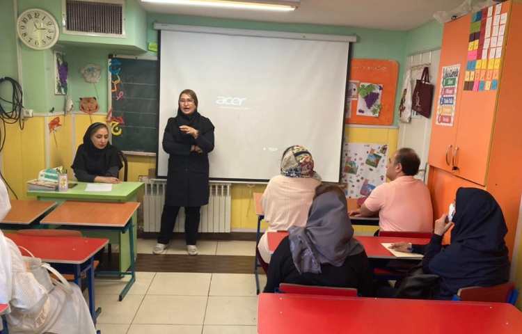 :برگزاری جلسه ی اولیا و آموزگاران زبان و پایه و بازدید از نمایشگاه دست سازه ها 17