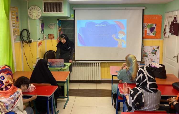 :برگزاری جلسه ی اولیا و آموزگاران زبان و پایه و بازدید از نمایشگاه دست سازه ها 18