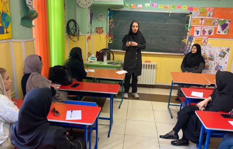 :برگزاری جلسه ی اولیا و آموزگاران زبان و پایه و بازدید از نمایشگاه دست سازه ها 19