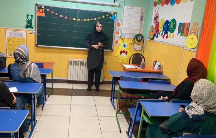 :برگزاری جلسه ی اولیا و آموزگاران زبان و پایه و بازدید از نمایشگاه دست سازه ها 20