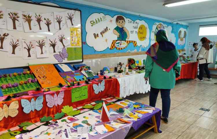 :برگزاری جلسه ی اولیا و آموزگاران زبان و پایه و بازدید از نمایشگاه دست سازه ها 24