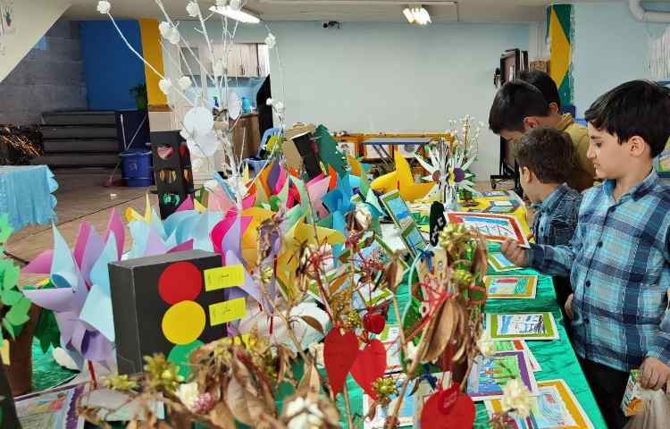 :برگزاری جلسه ی اولیا و آموزگاران زبان و پایه و بازدید از نمایشگاه دست سازه ها 25