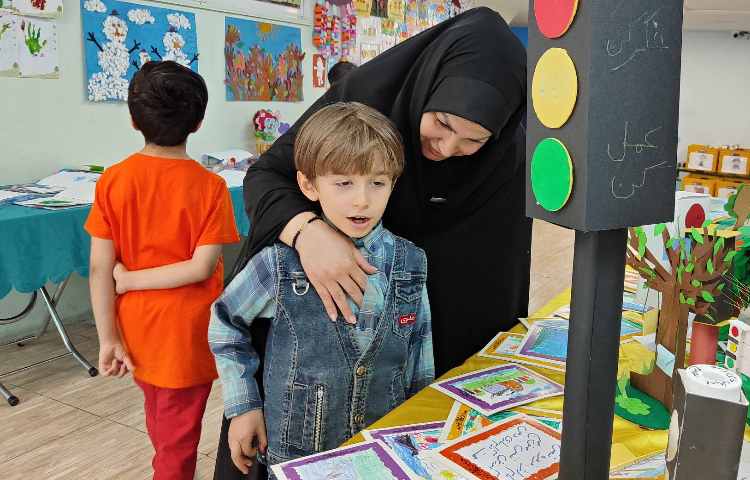 :برگزاری جلسه ی اولیا و آموزگاران زبان و پایه و بازدید از نمایشگاه دست سازه ها 26