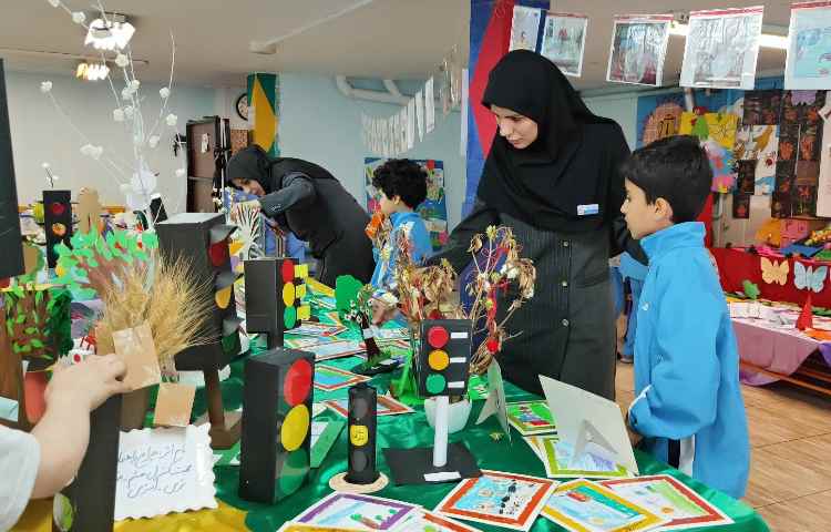 :برگزاری جلسه ی اولیا و آموزگاران زبان و پایه و بازدید از نمایشگاه دست سازه ها 27