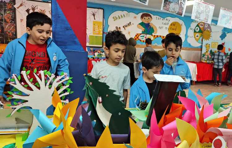 :برگزاری جلسه ی اولیا و آموزگاران زبان و پایه و بازدید از نمایشگاه دست سازه ها 29