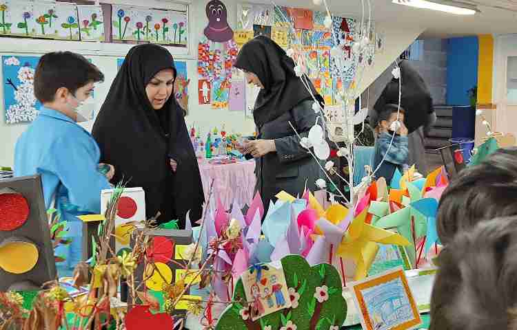 :برگزاری جلسه ی اولیا و آموزگاران زبان و پایه و بازدید از نمایشگاه دست سازه ها 32