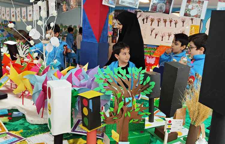 :برگزاری جلسه ی اولیا و آموزگاران زبان و پایه و بازدید از نمایشگاه دست سازه ها 33