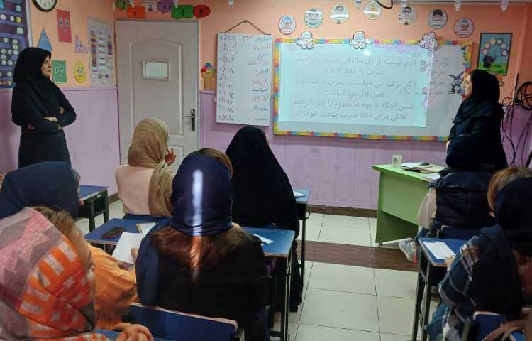 برگزاری جلسه ی اولیا و آموزگاران پایه سوم با موضوع آموزش ضرب 8