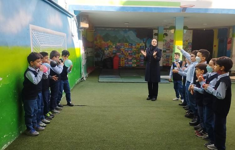 برگزاری زنگ علوم در حیاط(جهت آشنایی با حالت مواد) 2