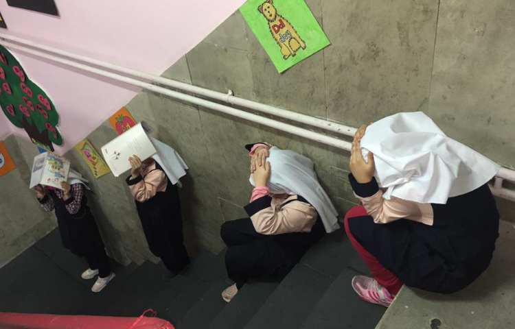 برگزاری مانور زلزله در مدرسه