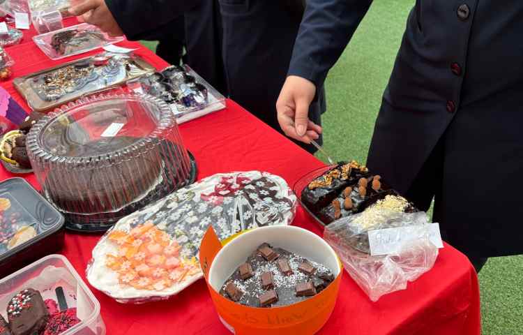 برگزاری مراسم روز شکلات با همکاری جمعی از دانش‌آموزان 3