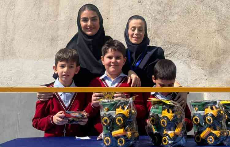 برگزاری مراسم سشنبه های داغ و اهدای جوایز هفتگی به دانش آموزان نمونه 24