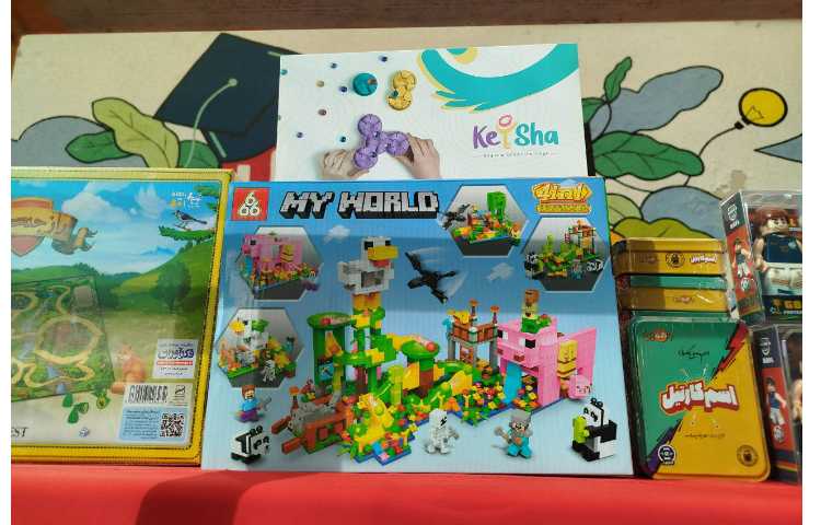 برگزاری مراسم سه شنبه داغ و اهدای جوایز به دانش آموزان فعال 8