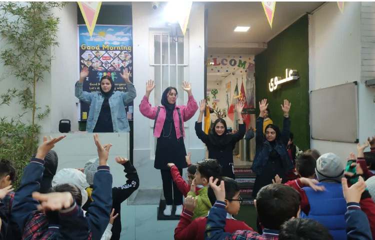 برگزاری مراسم صبحگاهی توسط تیم زبان 2