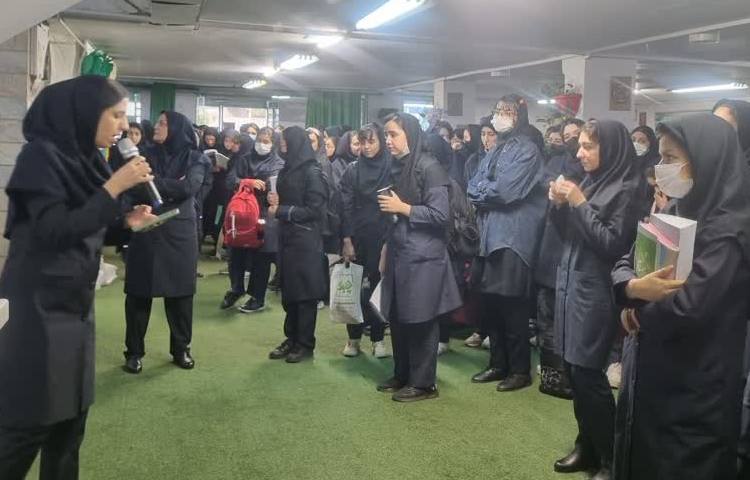 برگزاری مراسم صبحگاه با ارائه مناسبت تقویم روز 7