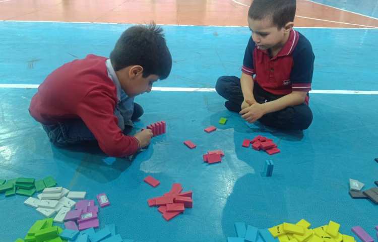 برگزاری مسابقات دومینو توسط دانش‌آموزان پیش دبستان انجام شد. 1