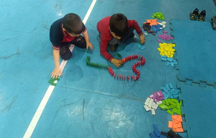 برگزاری مسابقات دومینو توسط دانش‌آموزان پیش دبستان انجام شد. 2