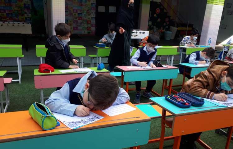 برگزاری مسابقه دست نوشته های طلایی بین دانش آموزان پایه اول 5