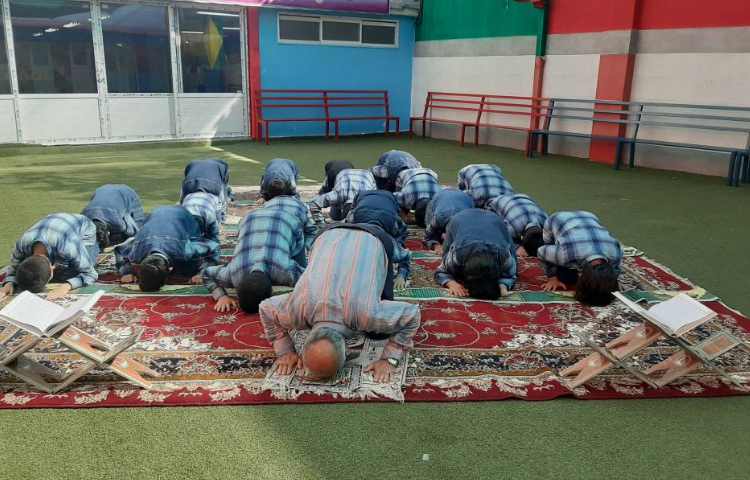 :برگزاری نماز جماعت در آخرین جلسه کلاس قرآن با مشارکت دانش آموزان عزیز در حیاط مدرسه 1