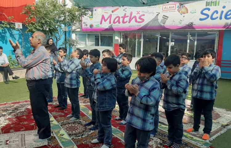 :برگزاری نماز جماعت در آخرین جلسه کلاس قرآن با مشارکت دانش آموزان عزیز در حیاط مدرسه 2