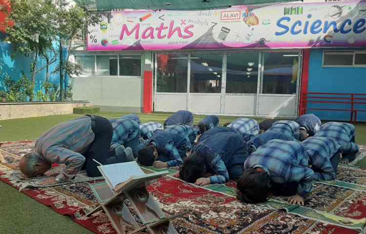 :برگزاری نماز جماعت در آخرین جلسه کلاس قرآن با مشارکت دانش آموزان عزیز در حیاط مدرسه 3