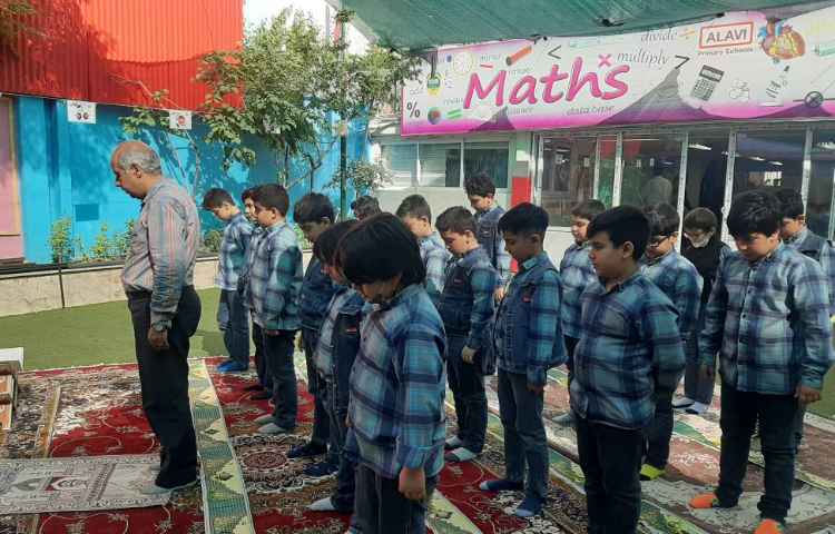 :برگزاری نماز جماعت در آخرین جلسه کلاس قرآن با مشارکت دانش آموزان عزیز در حیاط مدرسه 4