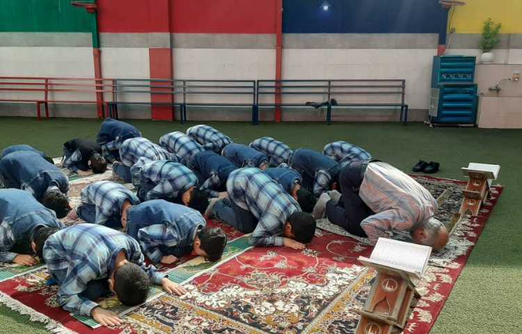 :برگزاری نماز جماعت در آخرین جلسه کلاس قرآن با مشارکت دانش آموزان عزیز در حیاط مدرسه 5