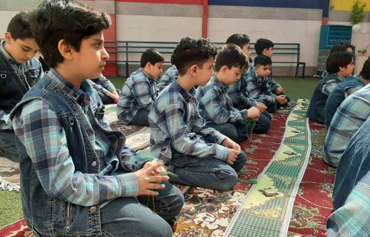 :برگزاری نماز جماعت در آخرین جلسه کلاس قرآن با مشارکت دانش آموزان عزیز در حیاط مدرسه 7