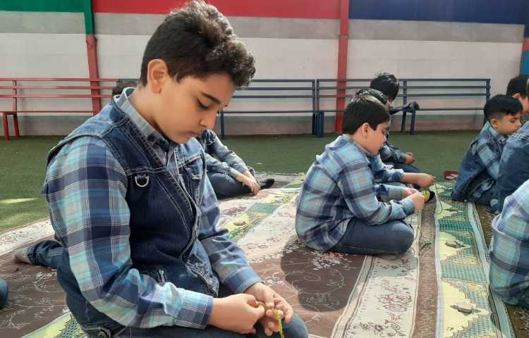 :برگزاری نماز جماعت در آخرین جلسه کلاس قرآن با مشارکت دانش آموزان عزیز در حیاط مدرسه 8
