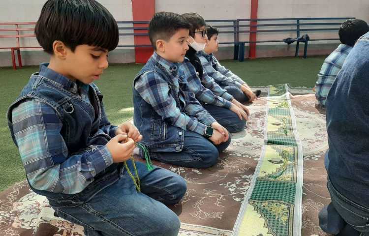 :برگزاری نماز جماعت در آخرین جلسه کلاس قرآن با مشارکت دانش آموزان عزیز در حیاط مدرسه 9