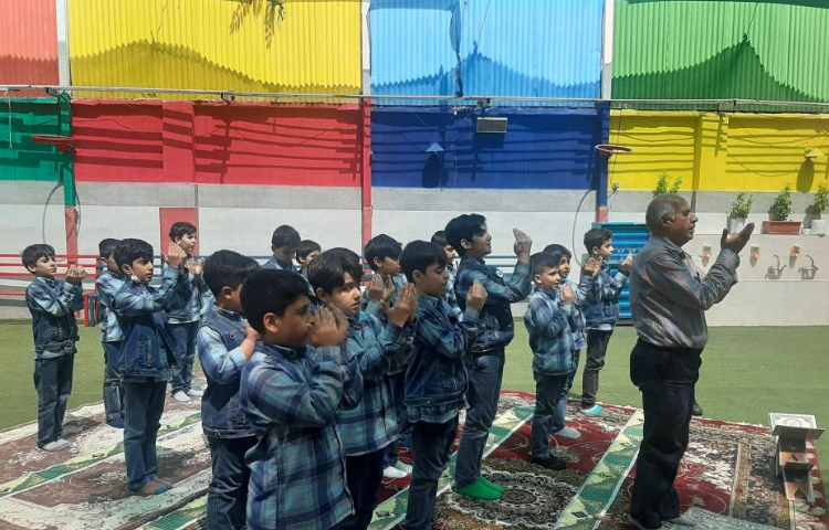 :برگزاری نماز جماعت در آخرین جلسه کلاس قرآن با مشارکت دانش آموزان عزیز در حیاط مدرسه 10