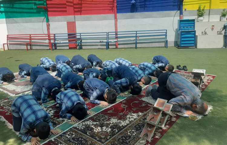 :برگزاری نماز جماعت در آخرین جلسه کلاس قرآن با مشارکت دانش آموزان عزیز در حیاط مدرسه 11